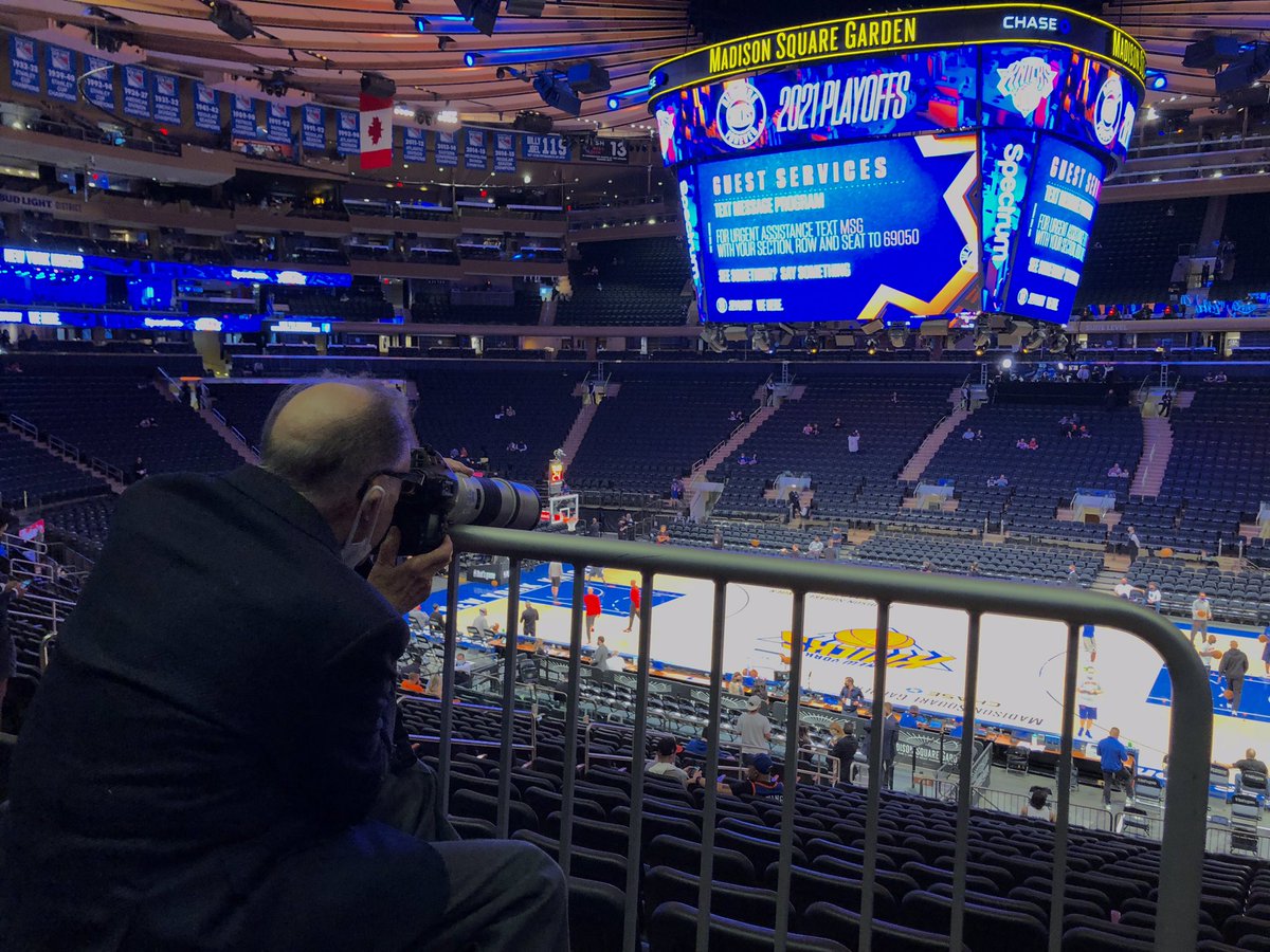 Finish1stPhotos's tweet photo. Had the honor of meeting and shooting alongside legendary photographer, and now Basketball Hall of Famer, George Kalinsky last night at @TheGarden - https://t.co/AvJl47rjOt
#georgekalinsky https://t.co/epEjH35aOu