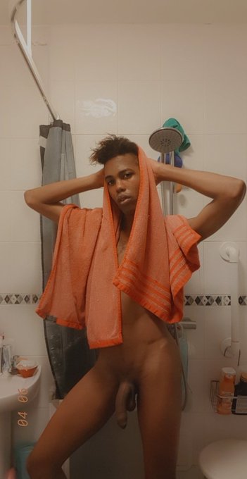 Night night shower https://t.co/R8XVBKqyIe