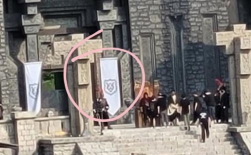 I noticed something very interesting about the recent cafemynz picture potentially revealing #ArthdalChronicles 👀👀👀 if you look closely at the white flag, you will see a rough outline of a bear's head.