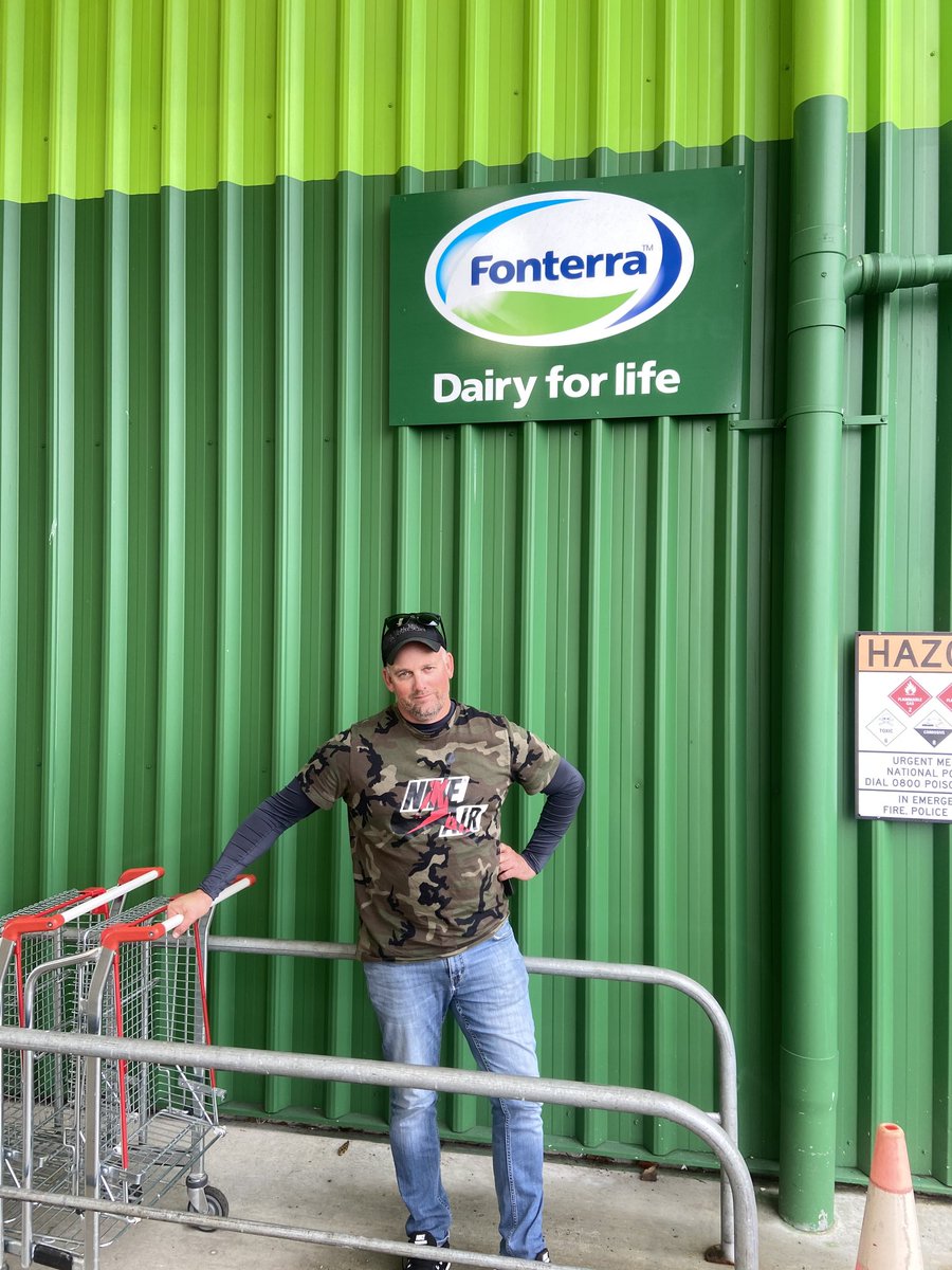 Caught red handed shall I tackle or not ? ⁦<a href="/mwhurrell/">Miles Hurrell</a>⁩ ⁦<a href="/Snowballrich/">Richard Allen</a>⁩ ⁦<a href="/goaheadfarms/">Wayne Langford</a>⁩ ⁦<a href="/rmcintyre007/">Richard McIntyre</a>⁩