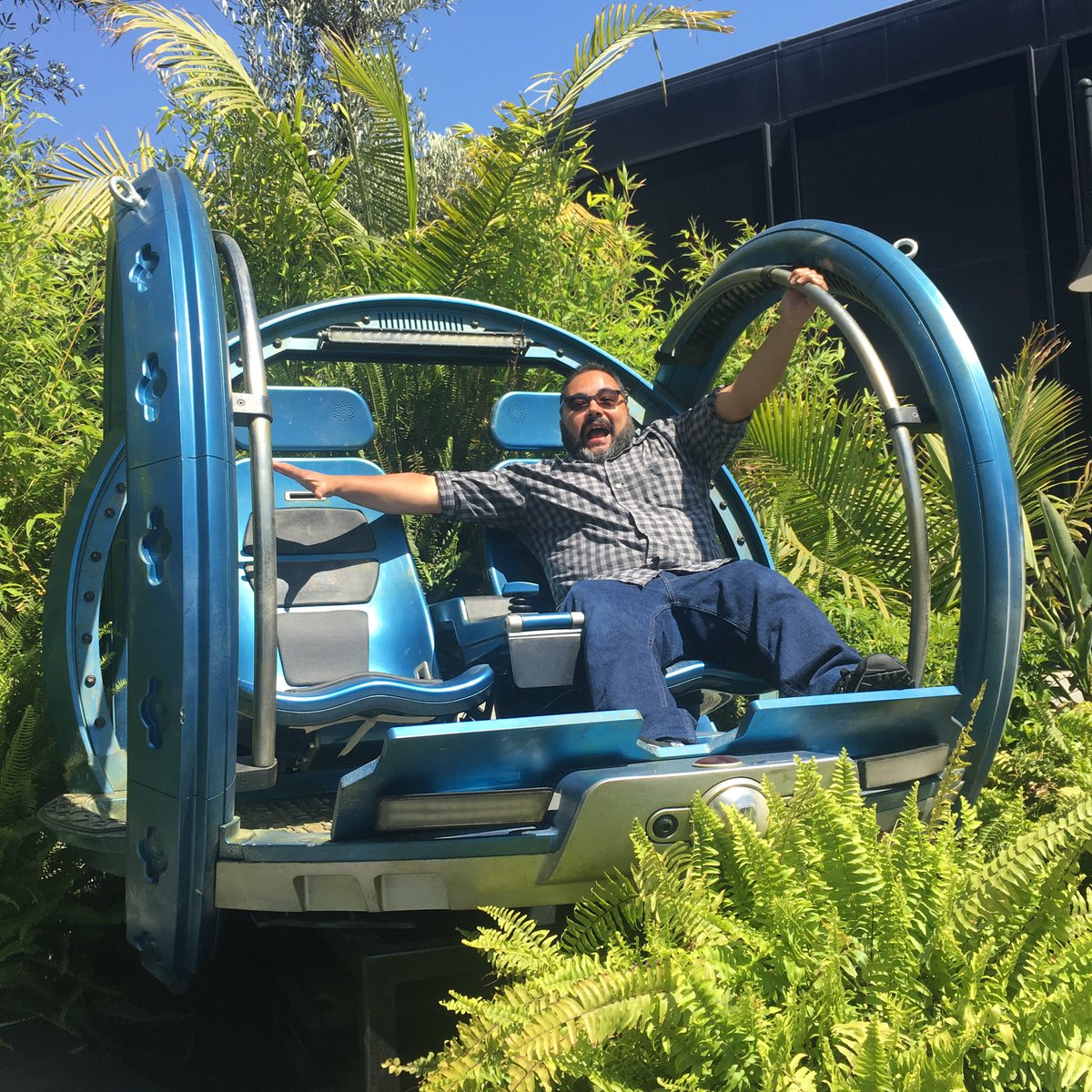 Just a grown man playing around in a Gyrosphere! Don’t mind me. #JurassicJune #JurassicWorldCampCretaceous <a href="/StevenRayMorris/">Steven Ray Morris</a> <a href="/sjrpod/">See Jurassic Right</a> <a href="/Amontiock/">Chris Bramante</a> <a href="/SuperGeekedUp/">Jeff Burns</a> <a href="/JurassicWorldFr/">Jurassic World News France</a> <a href="/akaTheOtherGuy/">Francis</a> <a href="/JurassicWorld/">Jurassic World</a> <a href="/OmarNajam/">✨Omar Najam✨ 🖤🤍💜</a> <a href="/UniStudios/">Universal Studios Hollywood</a>