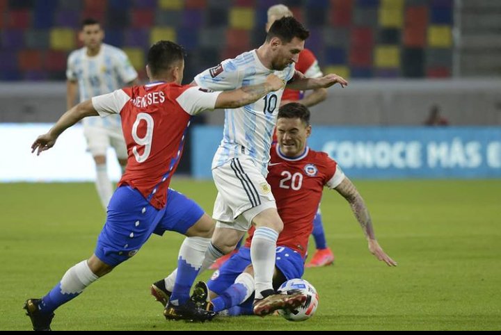 bjr_online's tweet photo. FINAL EN SANTIAGO. La selección #Argentina igualo 1-1 contra #Chile. Los dirigidos por @lioscaloni buscarán dar vuelta la página ante #Colombia el próximo martes en condición de visitante. @TODO_CAI7 @ArsenalDeGoles https://t.co/pNPxQuQJZC
