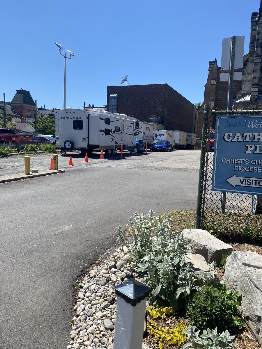 itsdamifbg's tweet photo. Also this is @ZacEfron  ‘s trailer for the movie he is filming in my area, unfortunately we did not run into each other so we are not in love yet (to be continued) https://t.co/hfXiSWfoXH