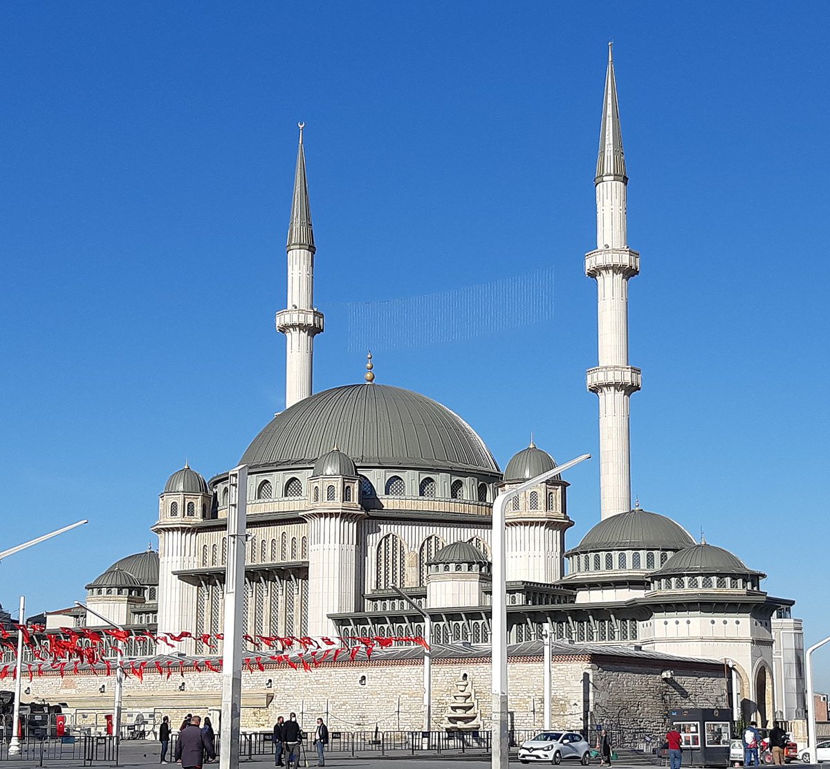"Allah’ın mescidlerini ancak Allah’a ve âhiret gününe inanan, namazını kılan, zekâtını veren ve yalnız Allah’tan korkup çekinen kimseler imar edebilirler. İşte bunların doğru yolu bulanlardan olmaları umulur" (Tevbe Suresi 18).