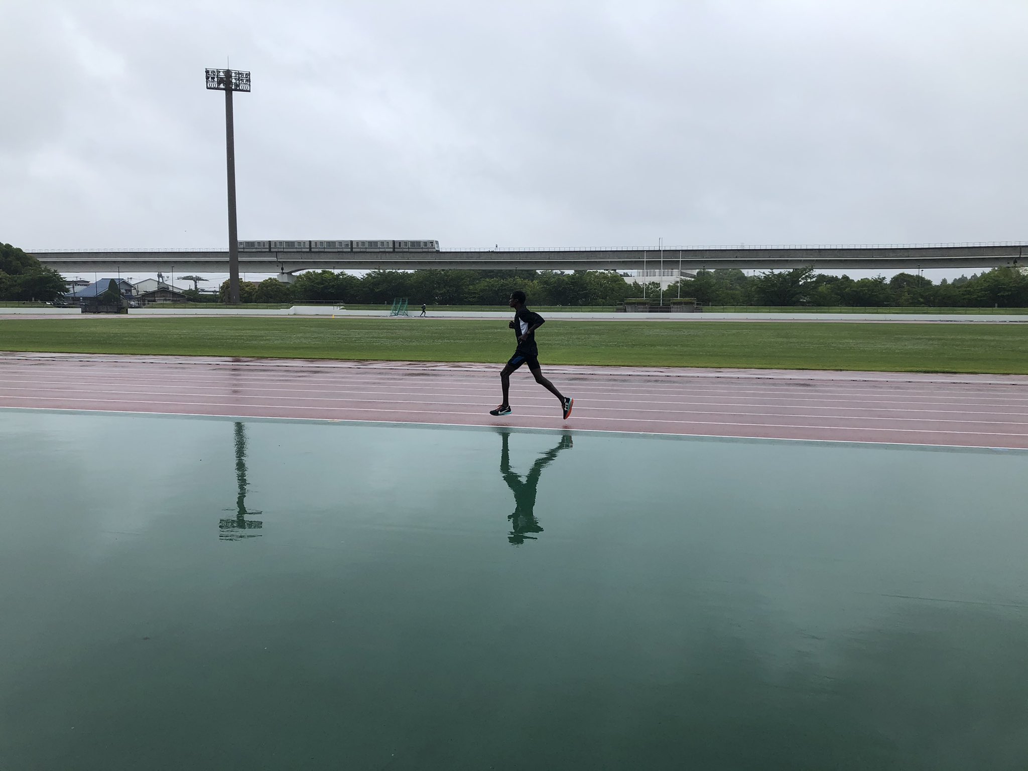 サンベルクス陸上部 田中のつぶやき Today S Tanui 天候が悪い中ですが 最終調整 電車と追いかけっこしてる風です サンベルクス陸上競技部 サンベルクス ポールタヌイ サンベルクス陸上部 田中のつぶやき Today S Tanui 天候が悪い中ですが 最終調整 電車と追いかけっこしてる風です サンベルクス陸上競技部 サンベルクス ポールタヌイ