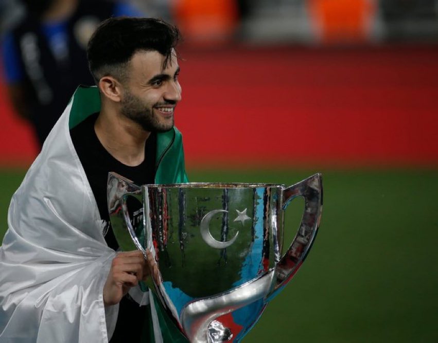 Herkes gitti bu şehirden bari sen gitme.
Herkes gitti bu yürekten bari sen gitme.
Bari sen gitme Ghezzal 🚬