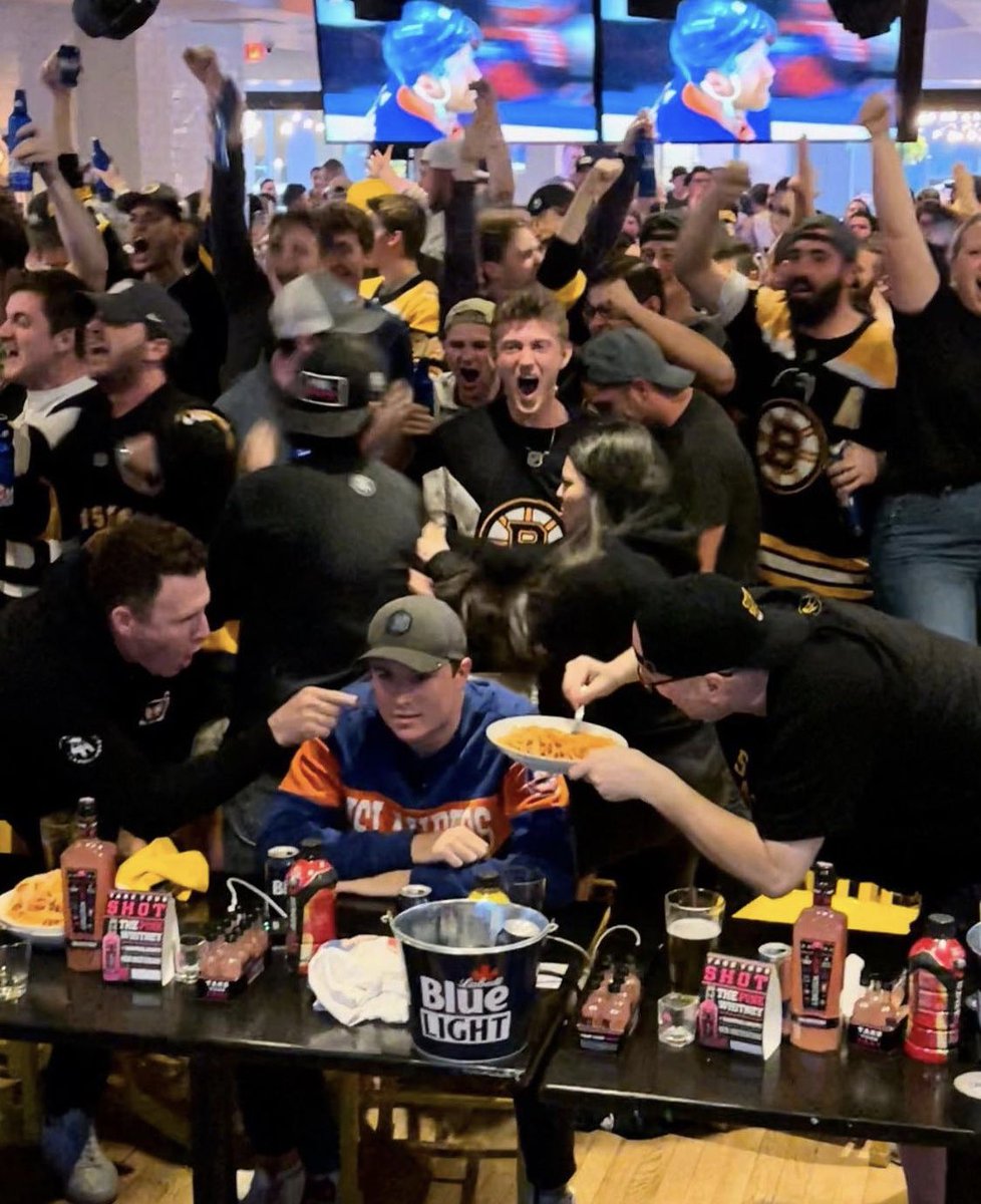 stoolpresidente's tweet photo. #bruinsin5 https://t.co/C1U2mHf6Z8