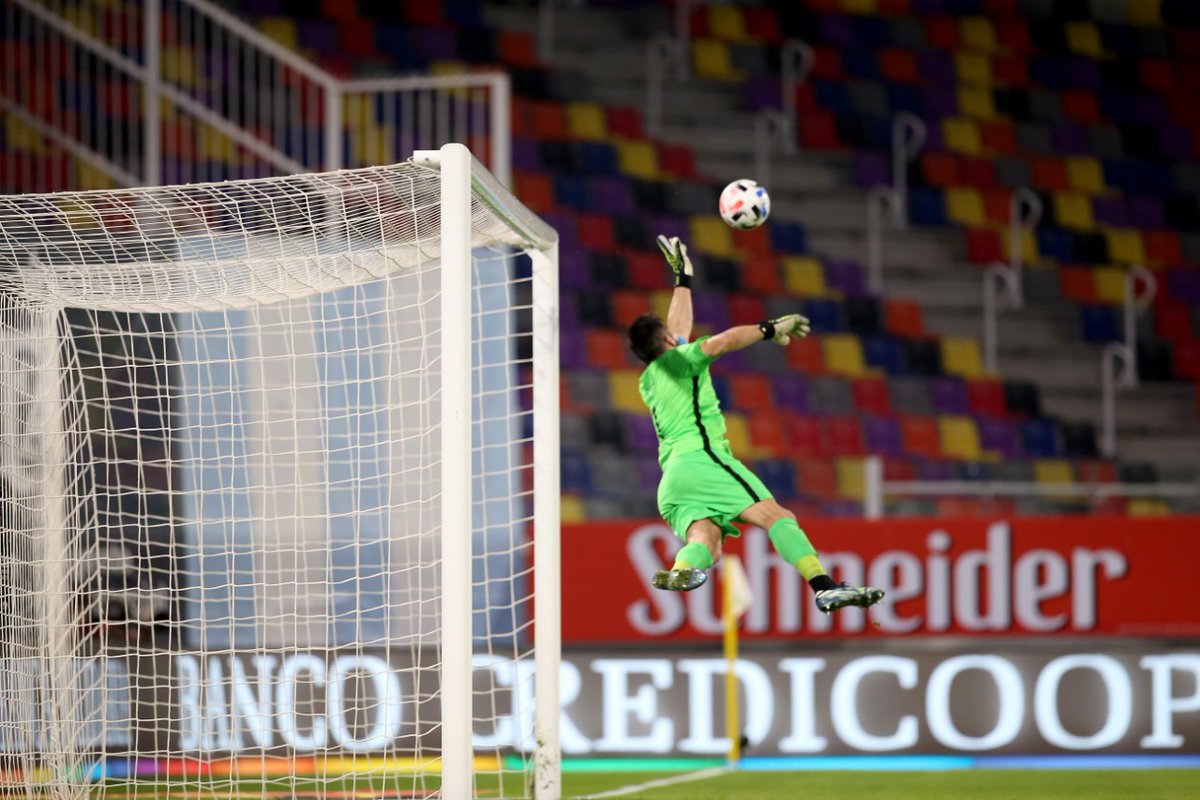 elgraficoweb's tweet image. 🤔 No estamos seguros si es mejor la atajada o la foto

🧤 Claudio Bravo 🇨🇱 evitó el gol de Messi 🇦🇷 de tiro libre.

📸 Carlos Parra, @LaRoja