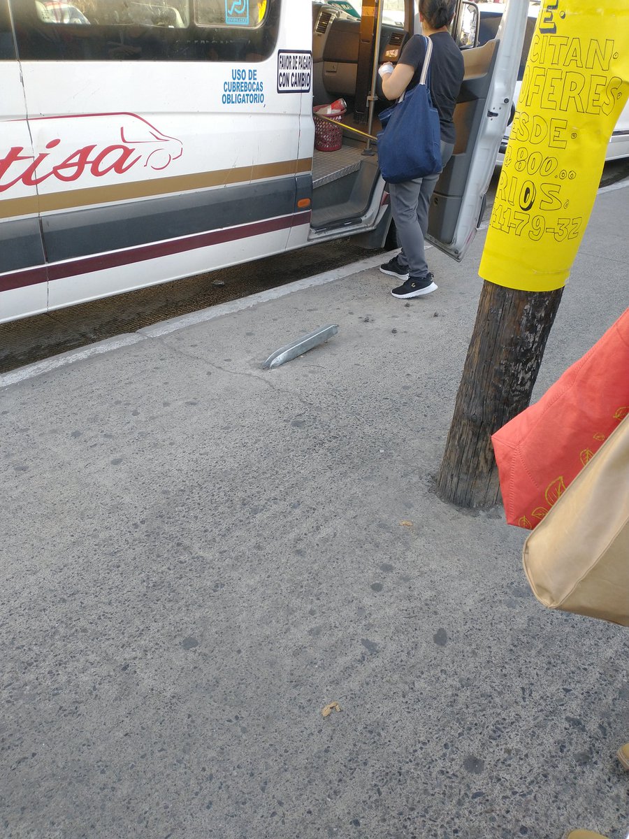 AlzaLaVozTIJ's tweet photo. Señalética derribada en la parada de ALTISA en crucero de 5 y 10. Ninguna autoridad le importa si un peatón se tropieza y cae pudiéndose ocasionar lesiones que pongan en peligro su vida. @gobtijuanamx #Altisa #GobiernoDeInutiles https://t.co/Vdr8nMAhiJ