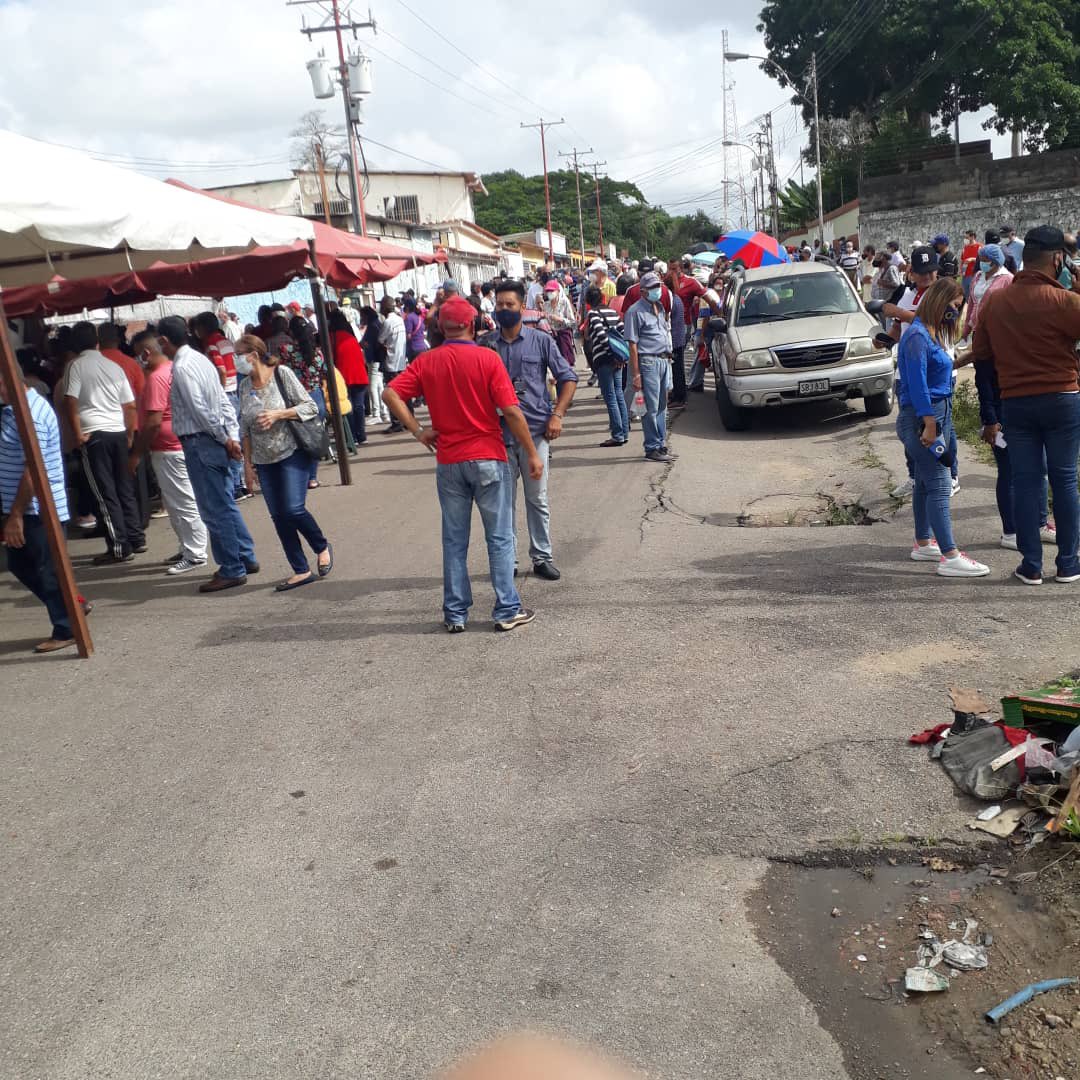 mcrivas's tweet photo. @dgnb64 En Maturin también está súper organizado. Sana distancia https://t.co/LKwZPEDu0M