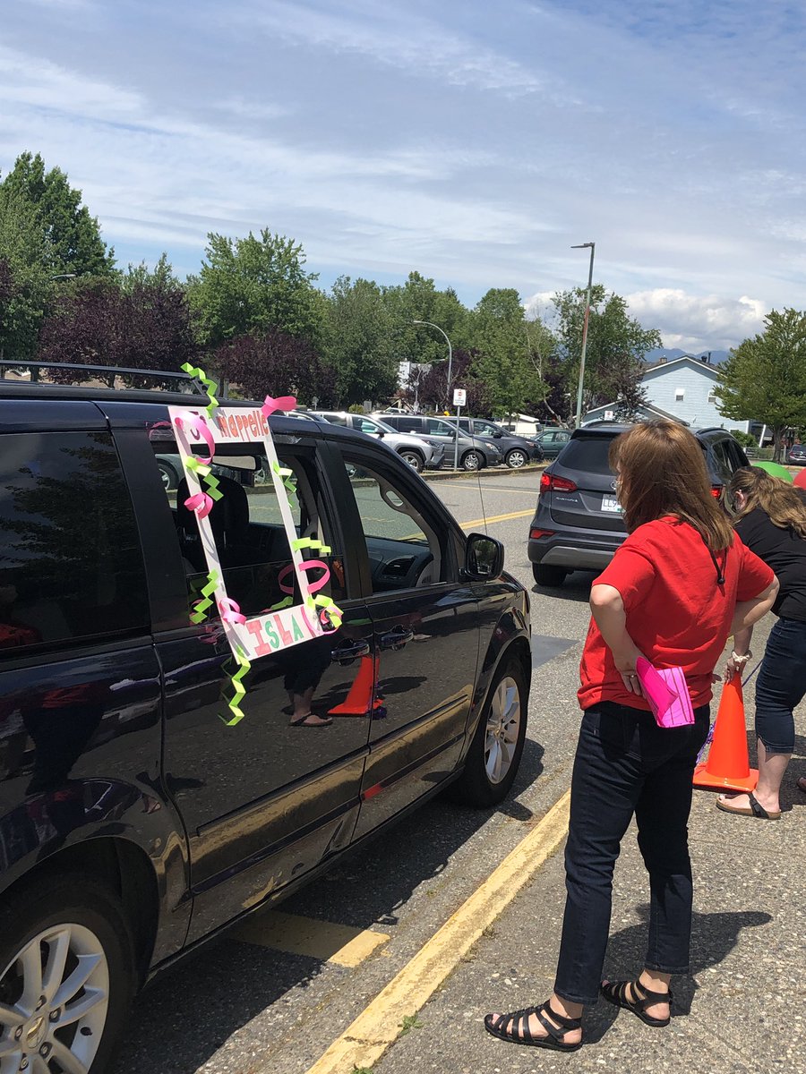 JKEschool's tweet photo. What a beautiful day to welcome our newest additions to our JKE family! Our Kindergarten Welcome Drive-Thru was a huge success! Thanks to our amazing K teachers for organizing &amp; making the day so special. We even had grade 4 students cheering on our future students! Welcome K’s! https://t.co/pfh9u74WGc