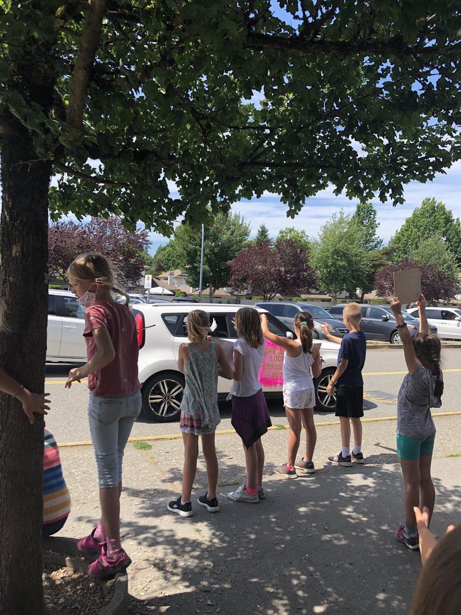 JKEschool's tweet photo. What a beautiful day to welcome our newest additions to our JKE family! Our Kindergarten Welcome Drive-Thru was a huge success! Thanks to our amazing K teachers for organizing &amp; making the day so special. We even had grade 4 students cheering on our future students! Welcome K’s! https://t.co/pfh9u74WGc