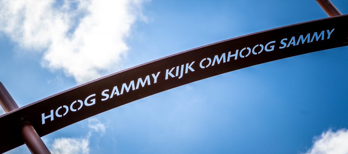 Loopt maar naar dat scherm te staren,
collectief de blik omlaag,
zou je dan nog wel ontwaren,
dat de zon je zoekt vandaag?
#dagdicht