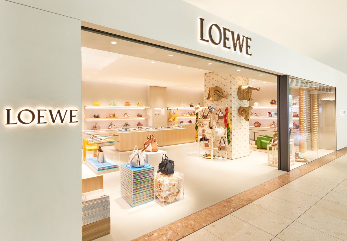 玉川高島屋S・C 本館のロエベがこの6月リニューアル。 ミントカラーの