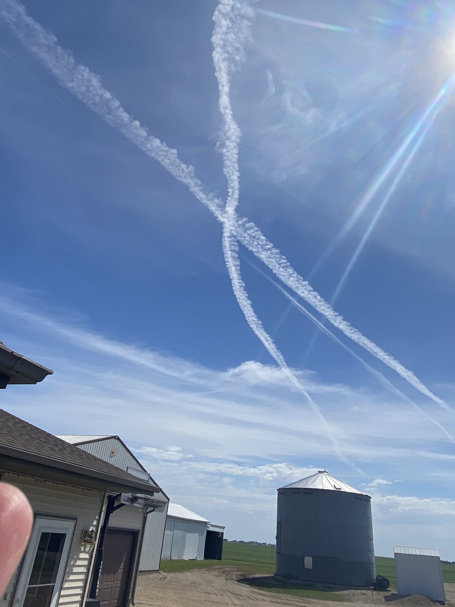 marlua80's tweet image. Setting up for our days of 90 + temps or the storms next week #weathergeoengineering #chemtrails at its finest in Iowa