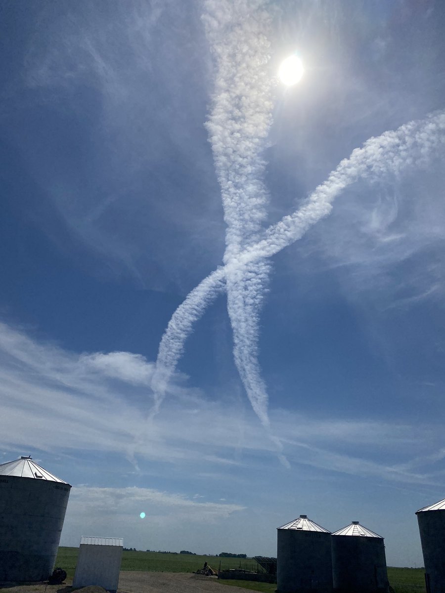 marlua80's tweet image. Setting up for our days of 90 + temps or the storms next week #weathergeoengineering #chemtrails at its finest in Iowa