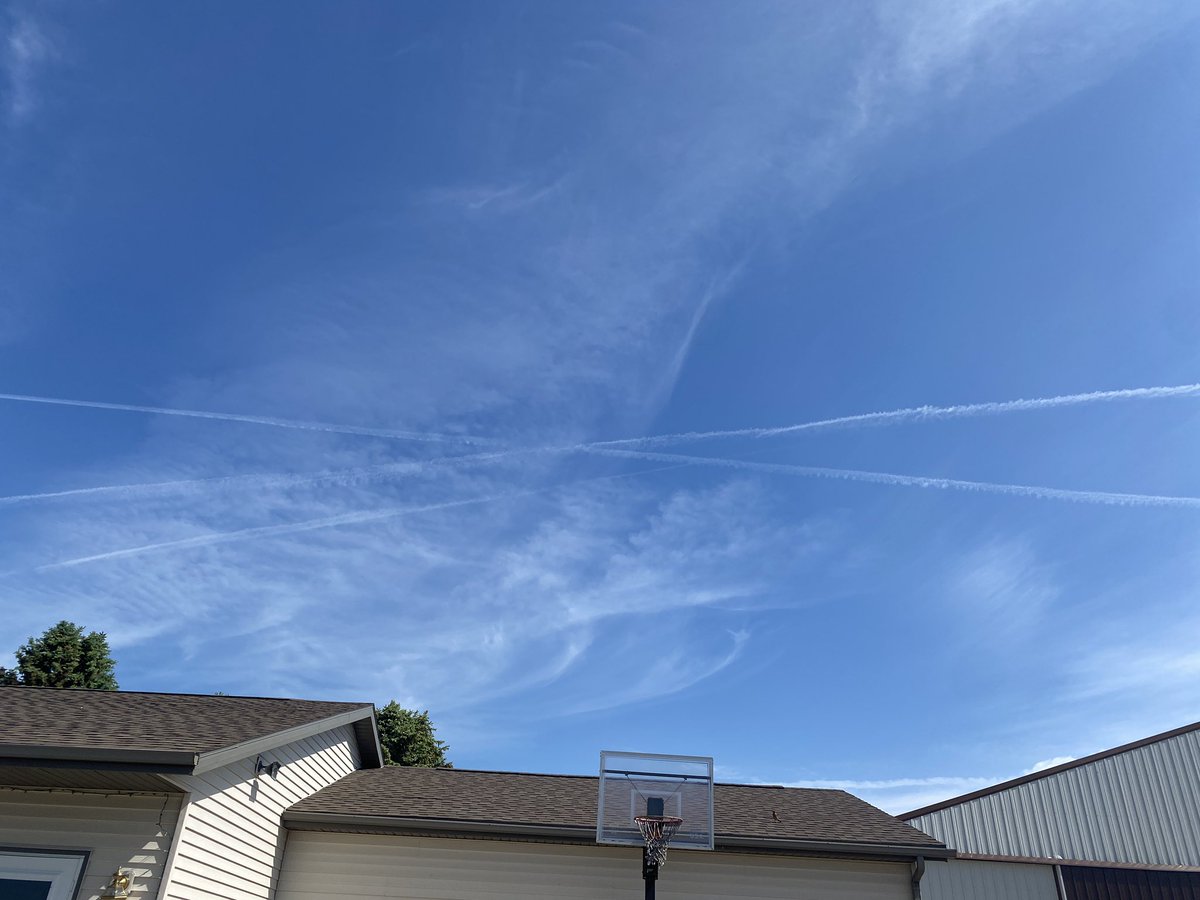 marlua80's tweet image. Setting up for our days of 90 + temps or the storms next week #weathergeoengineering #chemtrails at its finest in Iowa