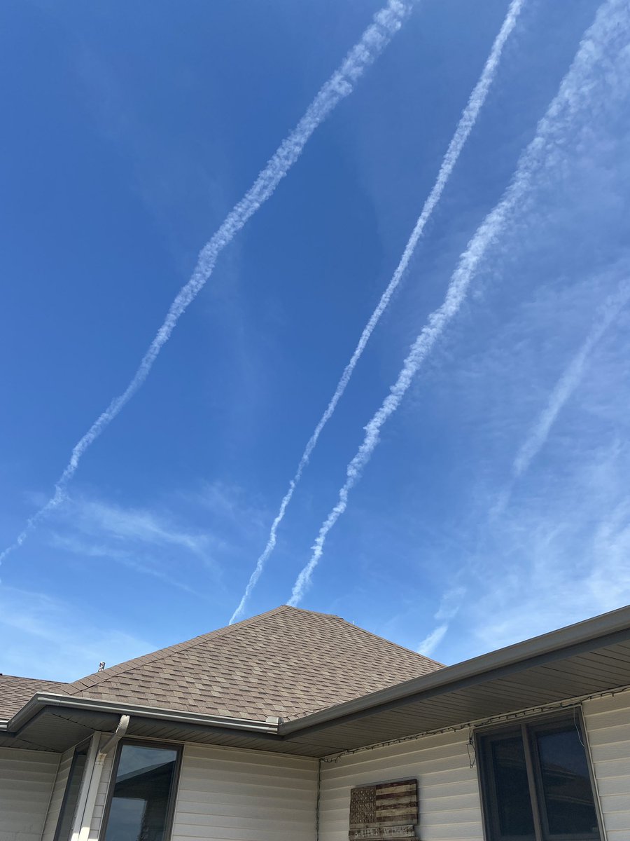 marlua80's tweet image. Setting up for our days of 90 + temps or the storms next week #weathergeoengineering #chemtrails at its finest in Iowa