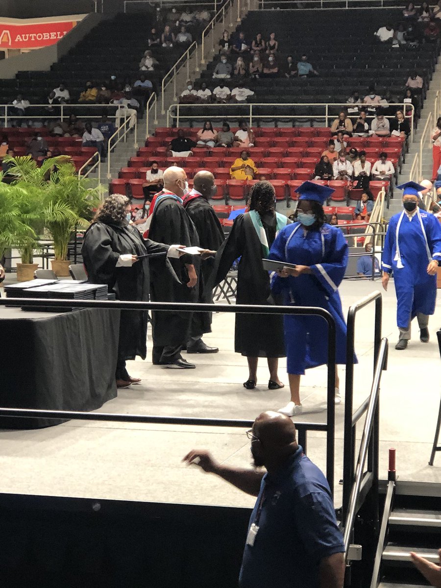 Chir_Lay704's tweet photo. So My Daughter Graduated yesterday 🙌🏽 #Graduation2021 https://t.co/AaF9tGmlrs