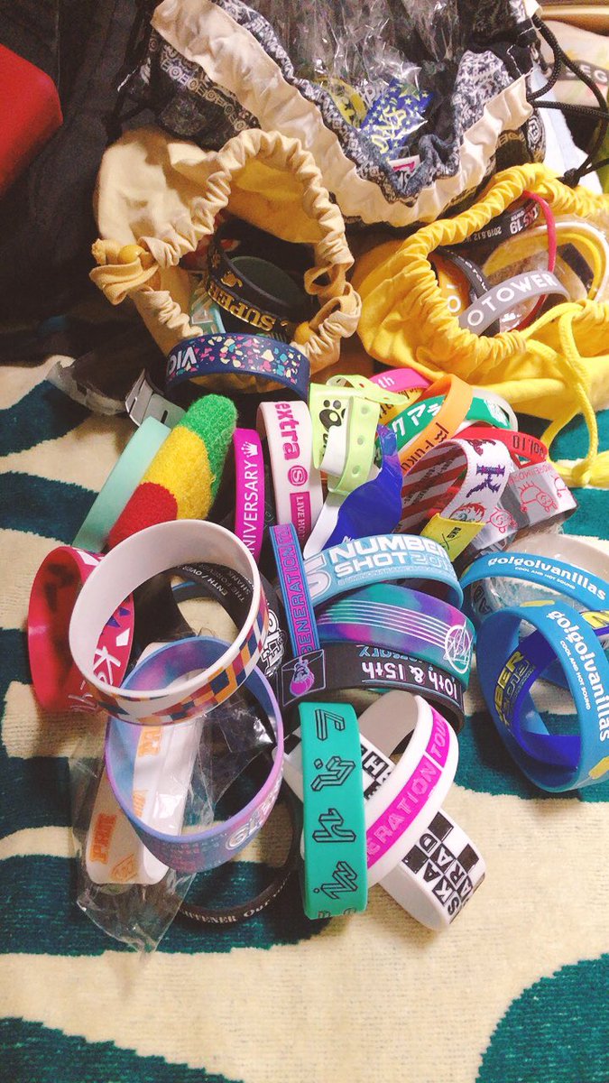 emiko20161's tweet photo. ライブに持って行く持ち物の準備完了!!
って思ってたら、
ラババンを入れるのを忘れてた。
現地でも買うけど、
お気に入りをね❣️
違う会場で買ったのに、
同じものを買ってるから2個あるww
#バニラズ
#pandoratour https://t.co/bMxs2pxom1