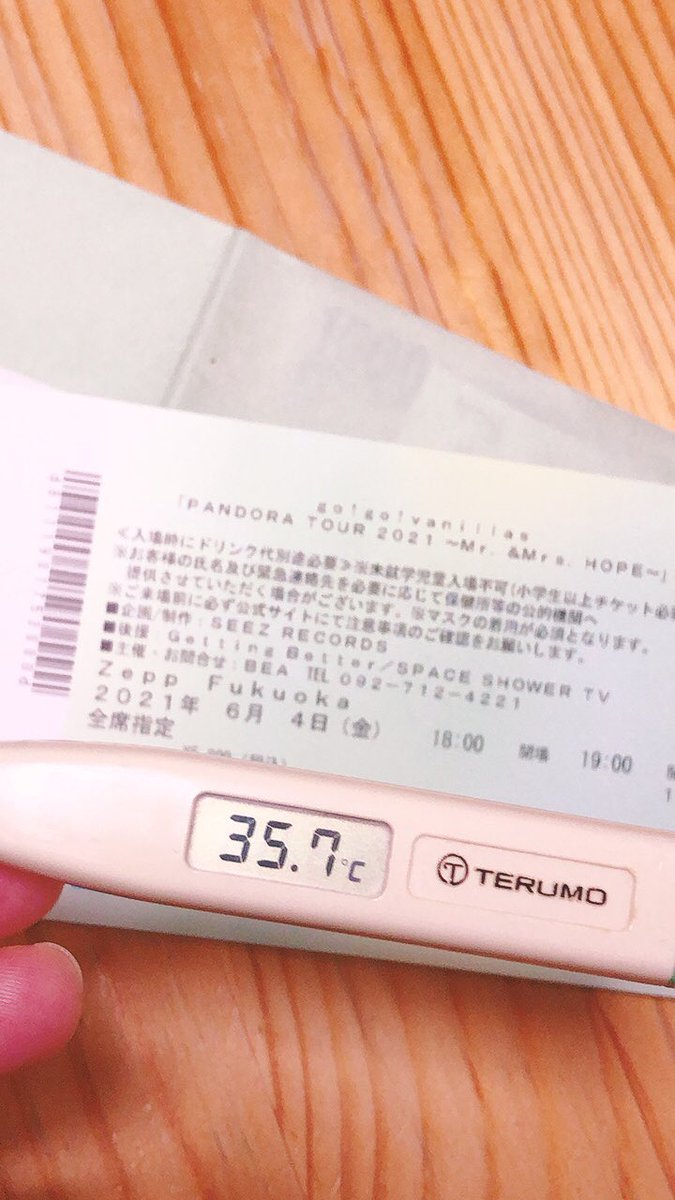 emiko20161's tweet photo. ライブに持って行く持ち物の準備完了!!
って思ってたら、
ラババンを入れるのを忘れてた。
現地でも買うけど、
お気に入りをね❣️
違う会場で買ったのに、
同じものを買ってるから2個あるww
#バニラズ
#pandoratour https://t.co/bMxs2pxom1