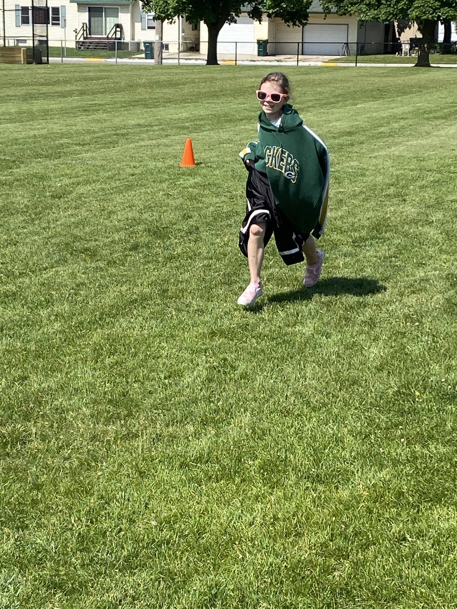 MissSears112's tweet photo. More field day fun! #KSDpride https://t.co/Fk94wpDwk6