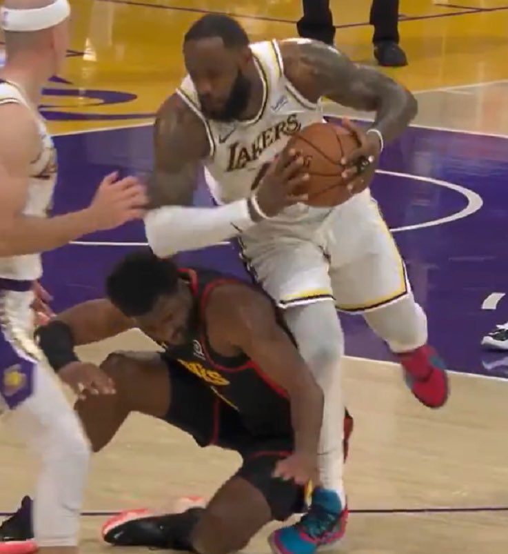 emanuelgodina's tweet image. Everyone contender should seriously thank Solomon Hill.

Feels like light years ago LeBron was the leading candidate for MVP before this happened.