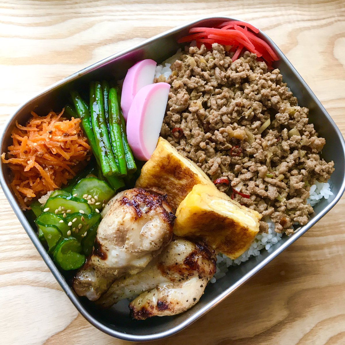 今日のお弁当、麻婆風肉そぼろ、ニンジンのマスタードサラダ、きゅうりの梅肉和え、手羽元の山椒グリル、いんげんの海苔佃煮和え、卵焼き、蒲鉾。

料理漫画「ひとり事 キューライスのサクセスごはん」発売中→ 
https://t.co/zhs4IDwy4P

#キューライス 