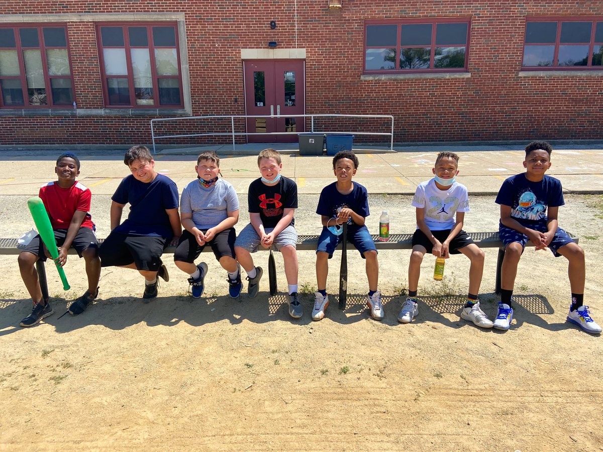 MsJarrick's tweet photo. Y is for Year End Memories! We sure made some amazing memories during our 4th grade End of the Year Party! It was made even more special because our remote classes joined in the fun! #abcCountdown https://t.co/z6cBKYa5oG
