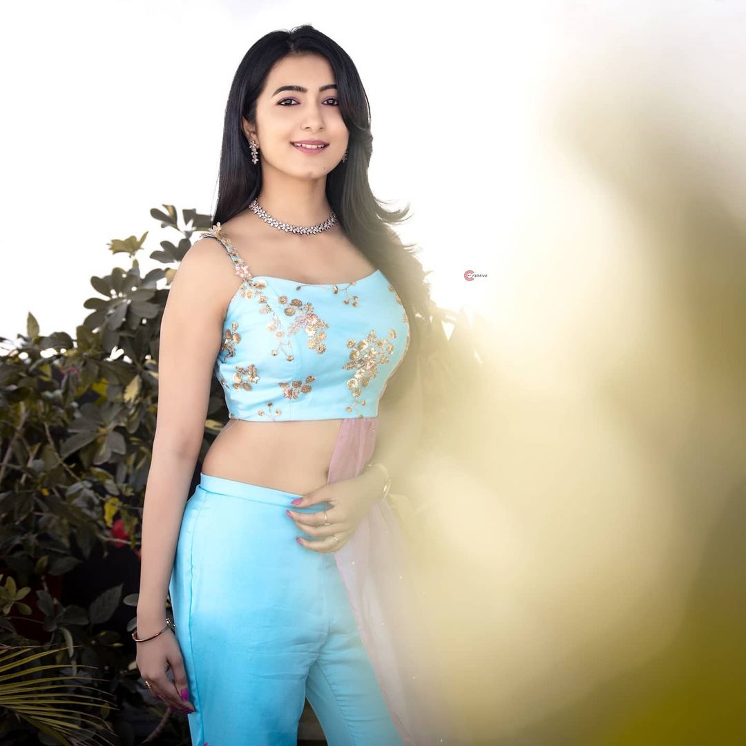 NHeroines's tweet photo. Just Gorgeous #AdhvithiShetty @adhvithi_shetty_official #Heroine #ShugarFactory #Iravan #KannadaHeroine #KannadaCinema #TakeOneCinemazz #NammaHeroines https://t.co/M3hHnzDiqB