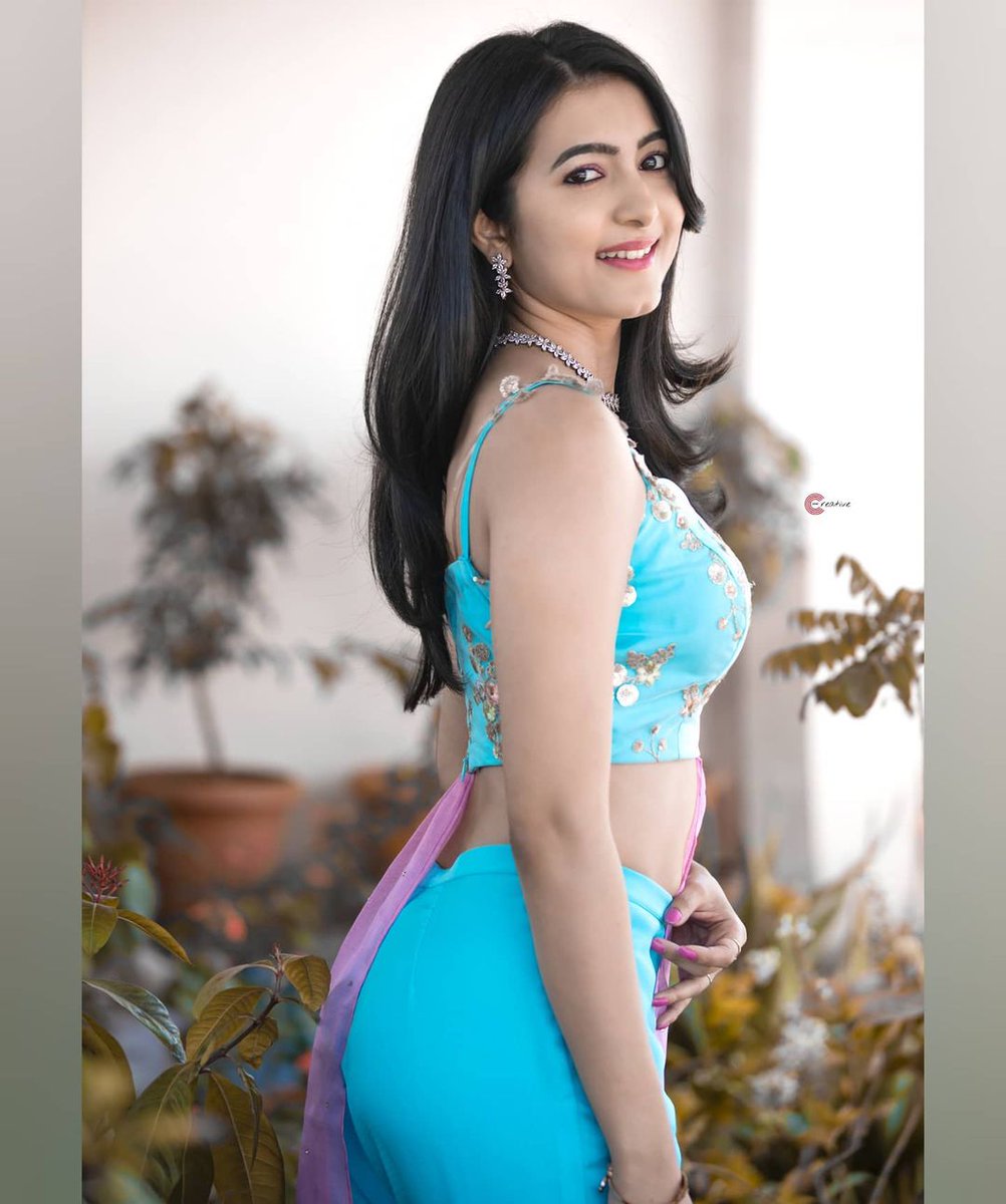 NHeroines's tweet photo. Just Gorgeous #AdhvithiShetty @adhvithi_shetty_official #Heroine #ShugarFactory #Iravan #KannadaHeroine #KannadaCinema #TakeOneCinemazz #NammaHeroines https://t.co/M3hHnzDiqB