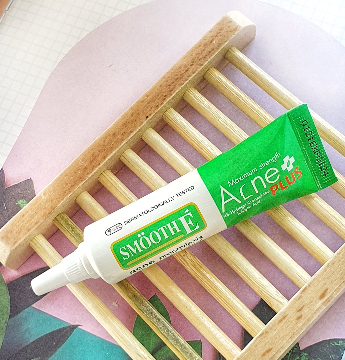 iffieben's tweet photo. แก..มีไอเทมมาป้ายยา เจลแต้มสิว Smooth E หลอดเขียว ใช้กับสิวไม่มีหัว นอนดึกสิวปูด เห็นความบวมแดงนั้นมั้ย หยิบเจลมาแต้มก่อนนอน ว่าไม่ได้นะคะ อักเสบลด สิวยุบเด้อ เพราะเค้ามีส่วนผสมที่ออกฤทธิ์ทันที แต่ไม่แสบนะ อันนี้ชอบ #สิวหายเหมือนได้เจอหมอ แล้วไม่ต้องกลัวนะ นางไม่มีไม่มีสเตียรอยด์ https://t.co/2GYBLKFvkG
