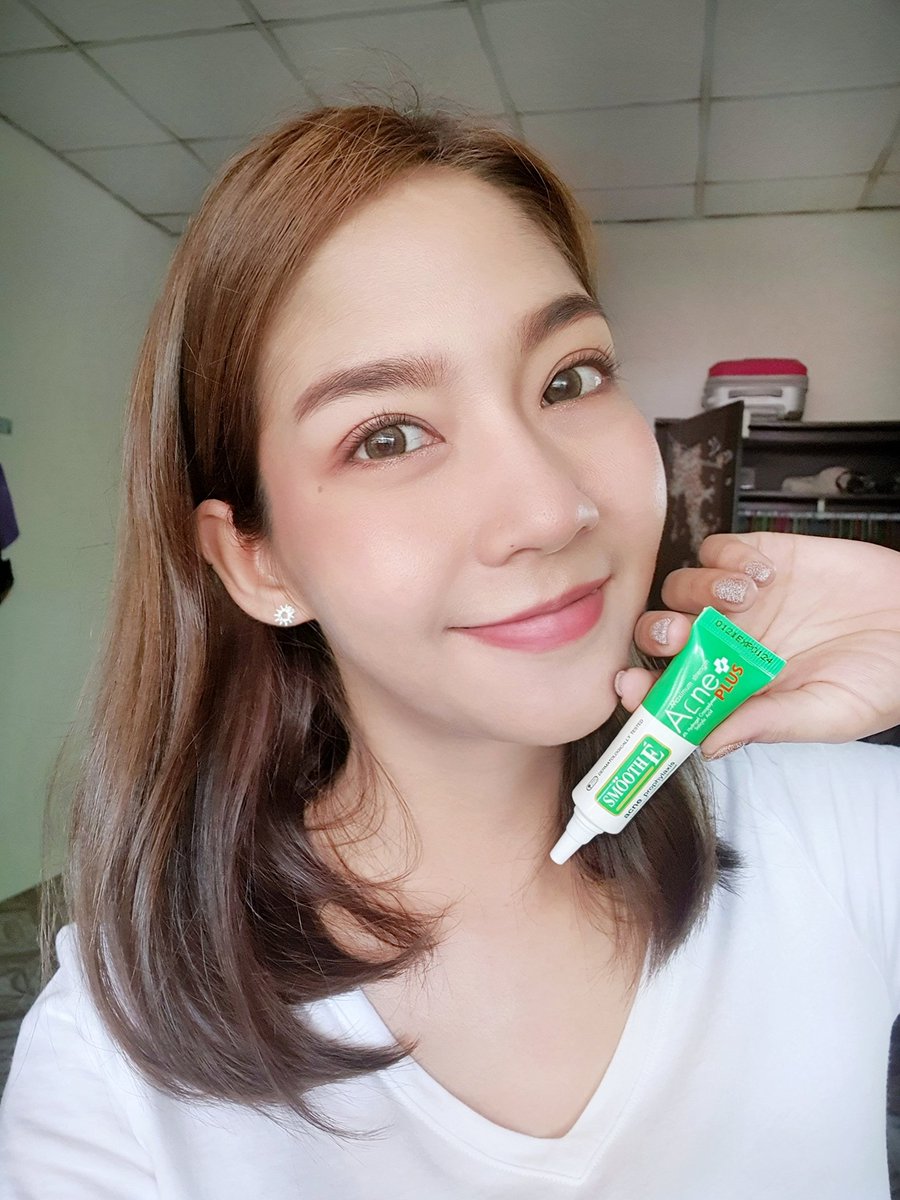 iffieben's tweet photo. แก..มีไอเทมมาป้ายยา เจลแต้มสิว Smooth E หลอดเขียว ใช้กับสิวไม่มีหัว นอนดึกสิวปูด เห็นความบวมแดงนั้นมั้ย หยิบเจลมาแต้มก่อนนอน ว่าไม่ได้นะคะ อักเสบลด สิวยุบเด้อ เพราะเค้ามีส่วนผสมที่ออกฤทธิ์ทันที แต่ไม่แสบนะ อันนี้ชอบ #สิวหายเหมือนได้เจอหมอ แล้วไม่ต้องกลัวนะ นางไม่มีไม่มีสเตียรอยด์ https://t.co/2GYBLKFvkG