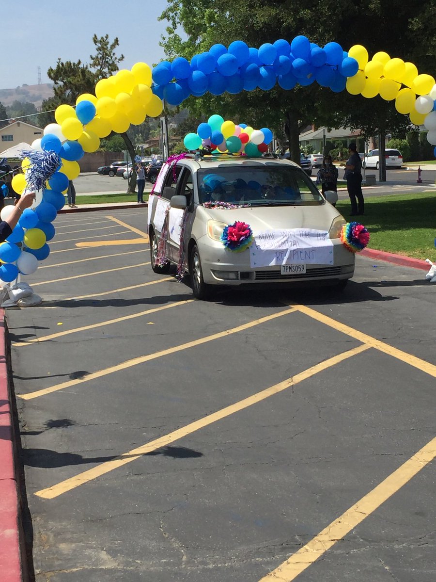 debnason's tweet photo. Celebrating with 6th grade families in Killian’s drive through promotion. Enjoy Alvarado! ⁦@killianschool⁩ ⁦@RowlandSchools⁩ https://t.co/MRhwWYSYFt