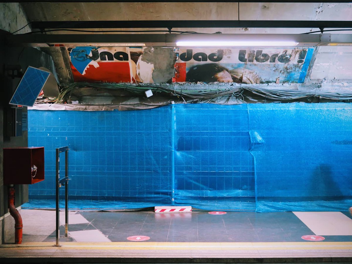 Works in the <a href="/metro_madrid/">Metro de Madrid</a> station of Cuatro Caminos have revealed posters that had been hidden beneath the platform walls for 32 years – since Harry Met Sally in 1989! 🚇👻