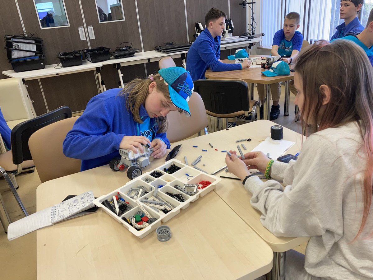 Наши лицеисты участвовали в финальном этапе Всероссийского конкурса юных инженеров-исследователей "Спутник", который проходил в рамках V профильной смене "Салют, Победа!" на базе МДЦ "Артек". Ребята вернулись с новыми идеями и желанием реализовывать их!