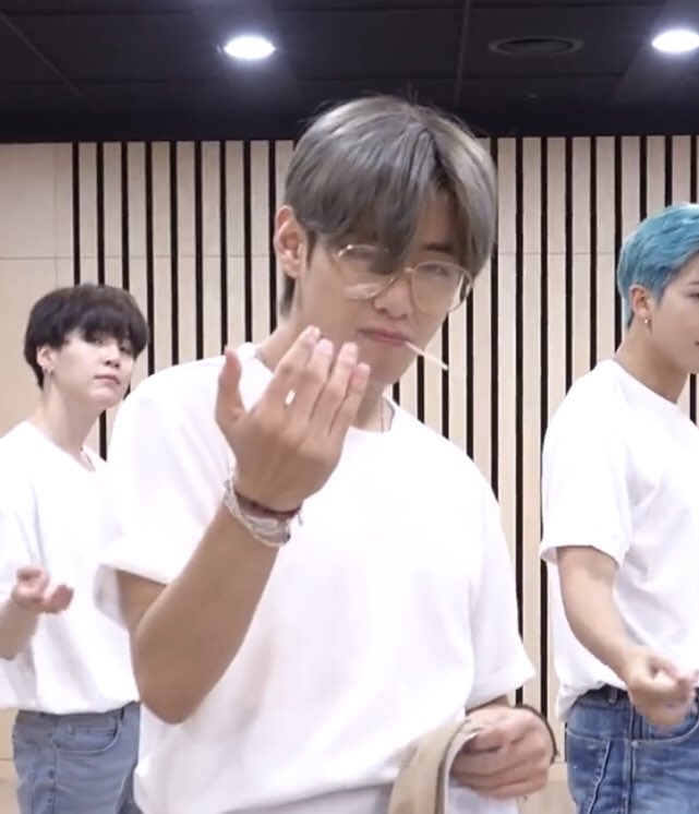Taehyung. tweet media