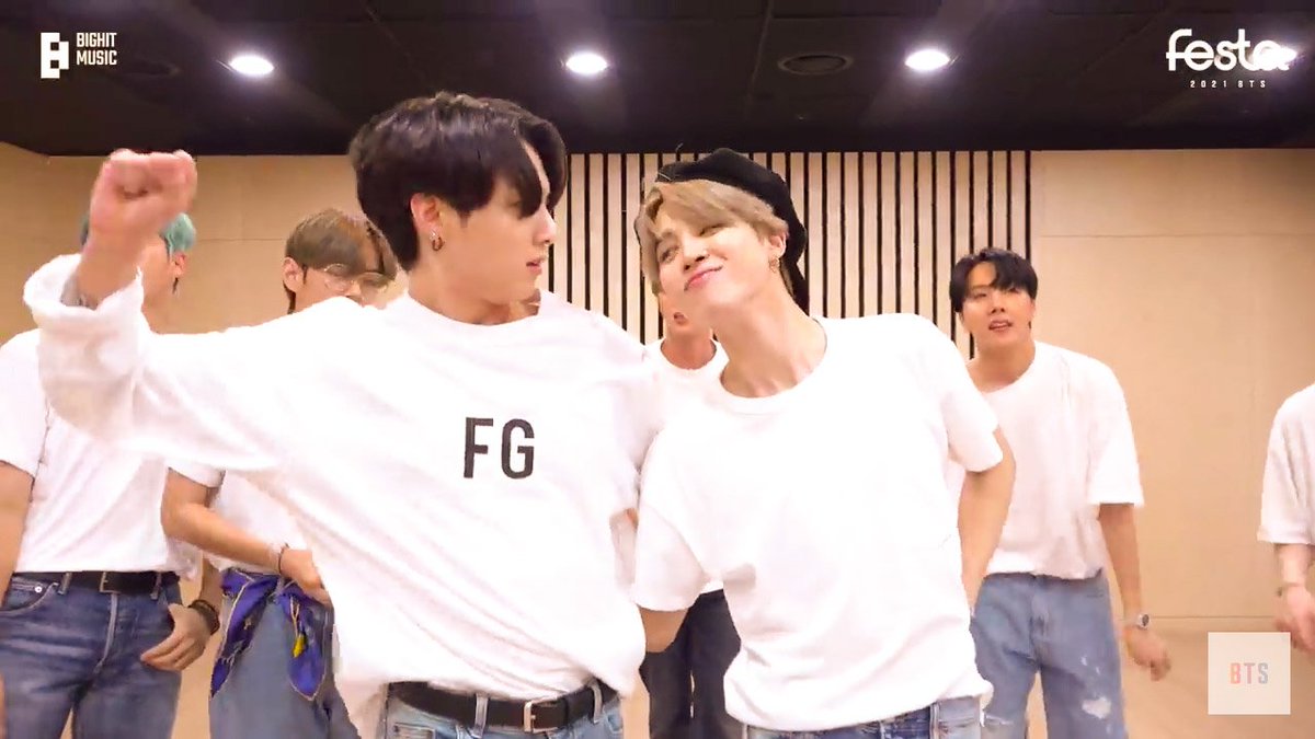 kookmindailys's tweet photo. this sequence of jikook in dynamite 😭 https://t.co/fF2FL25qnV