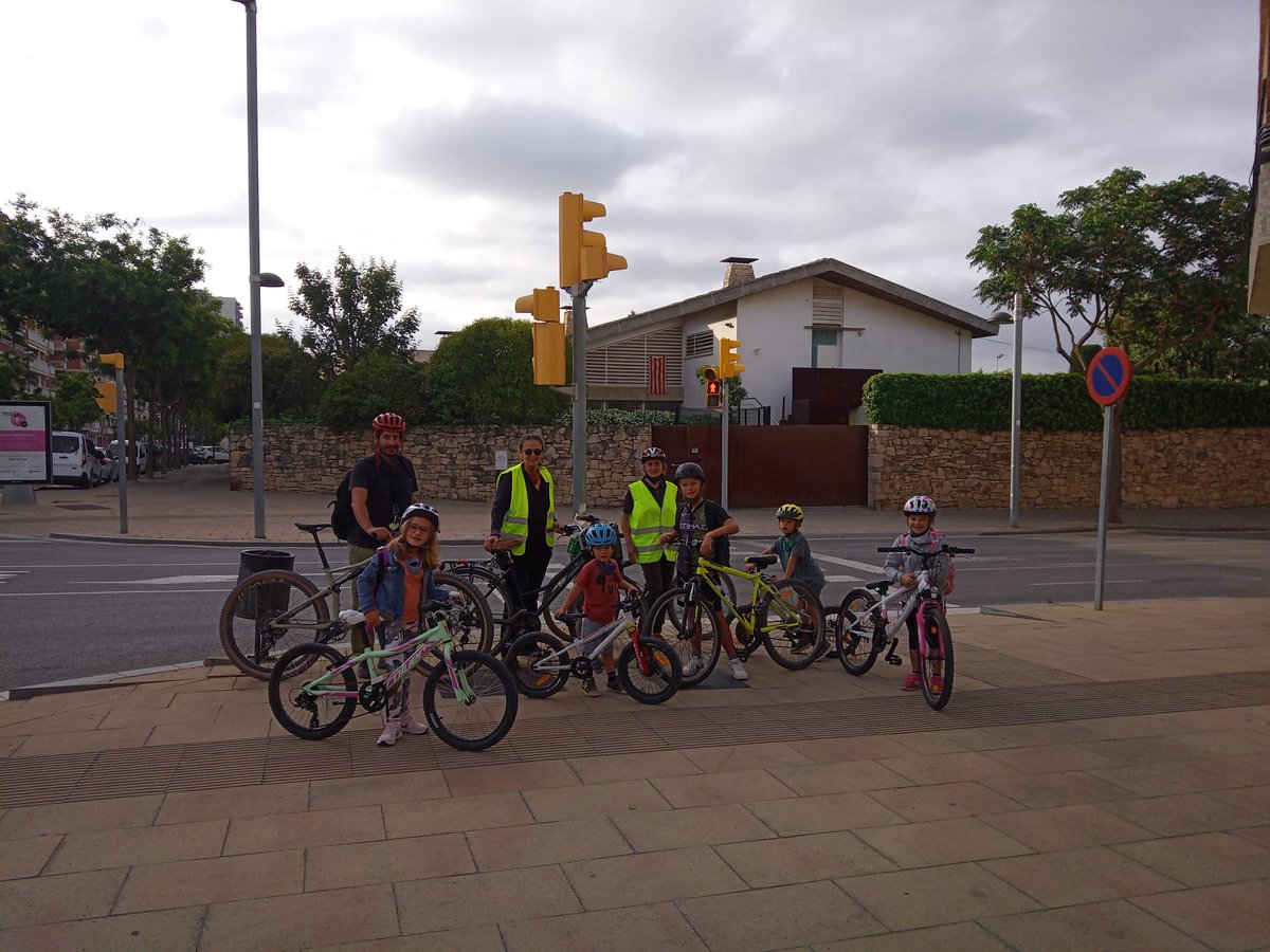 #BiciBusIgualada Aquest matí ha tingut lloc la segona prova pilot! Més de 110 bicicletes a les línies de primària i 25 a secundària. 🚴‍♂️🚴‍♂️🚴‍♂️
Hem estrenat una nova línia des de Vilanova amb èxit!
📲 Compartiu fotos i vídeos amb el hashtag #BicibusIgualada