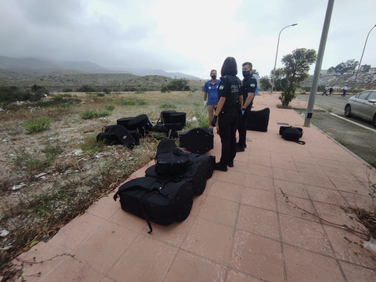 aytoalm's tweet photo. Gracias a la colaboración ciudadana, la @Policia_Almeria recupera en un solar del barrio de Los Almendros los instrumentos robados a la @BCTCarmenAlm 🎺 @Mmargarcialorca #MásCapitalMásAlmería🏴󠁧󠁢󠁥󠁮󠁧󠁿 https://t.co/Hxe6HsOBXZ