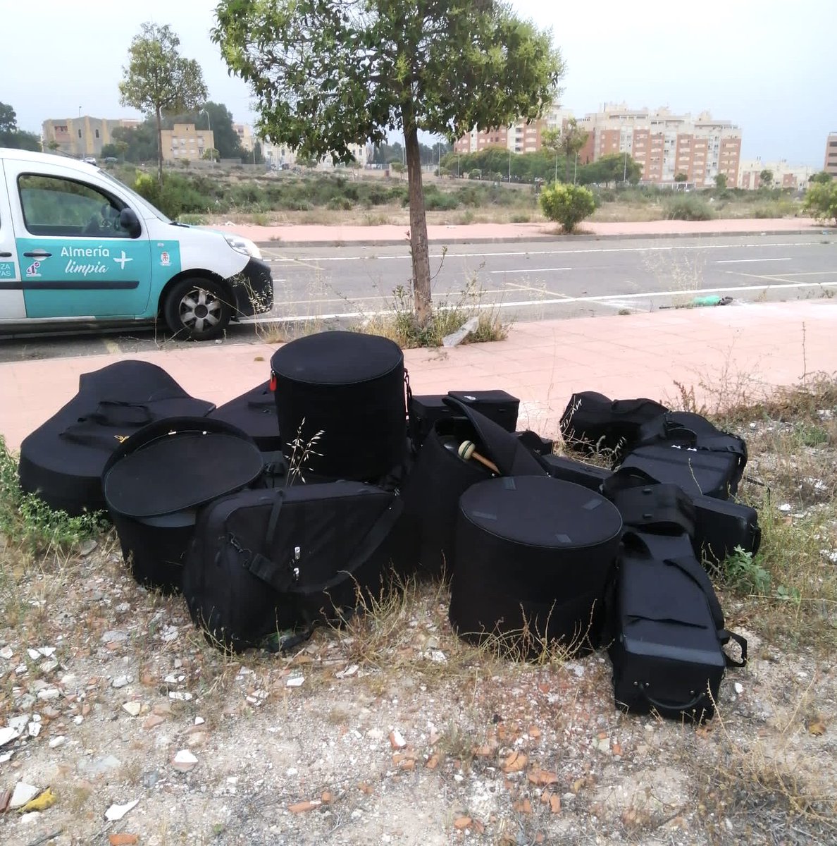 aytoalm's tweet photo. Gracias a la colaboración ciudadana, la @Policia_Almeria recupera en un solar del barrio de Los Almendros los instrumentos robados a la @BCTCarmenAlm 🎺 @Mmargarcialorca #MásCapitalMásAlmería🏴󠁧󠁢󠁥󠁮󠁧󠁿 https://t.co/Hxe6HsOBXZ