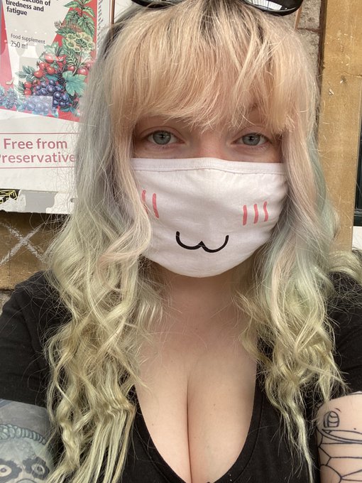 When your hair looks cute but your eyes are puffy and fucked because of severe travel anxiety 👌🏻 https://t