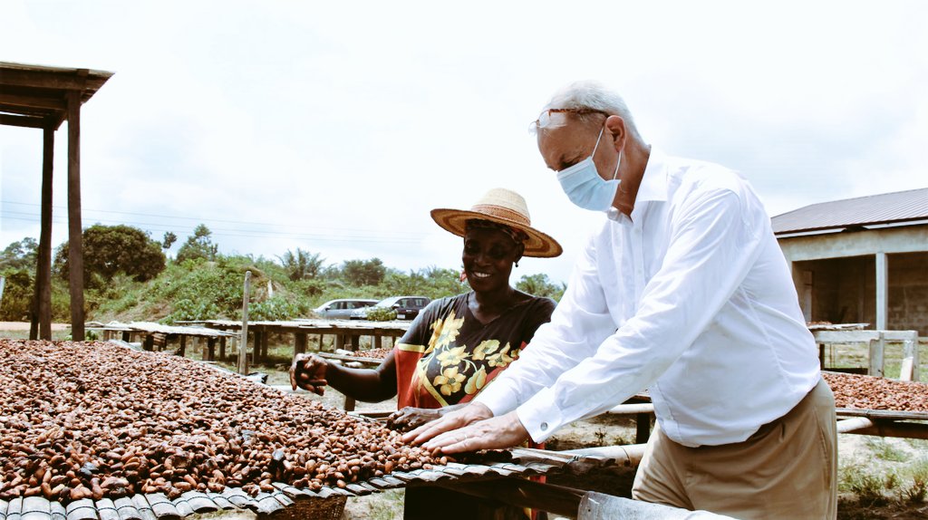 Solidaridad_wa's tweet photo. We are far impressed with the gains made by @Solidaridad_wa with #CORIPII especially the impact it has made in the economic lives of cocoa farmers and the owners of the 53 rural service centres under the programme — @StrikkerRon Ambassador of @NLinGhana on a tour of the RSCs. https://t.co/1LNqAJ5osH