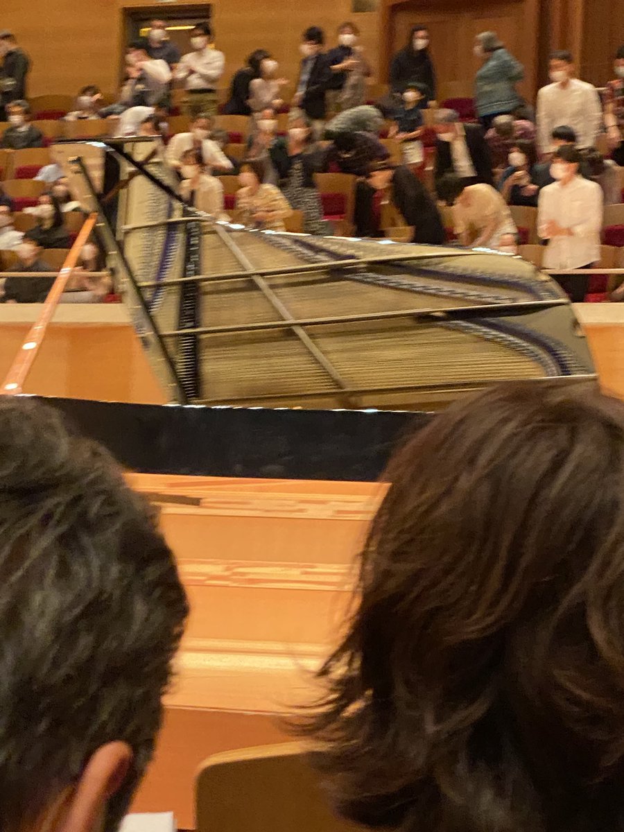 世界には平行弦ピアノと交差弦ピアノがある事を聴かれた方は共通認識出来ましたね。一見サウンドベルがついたスタインウェイそのものですが一本止めの弦や平行弦がフォルテピアノを彷彿させ低音弦が変化しないで鳴り続け濁りません。このピアノは8割位はスタインウェイなのに全く別の音でした。