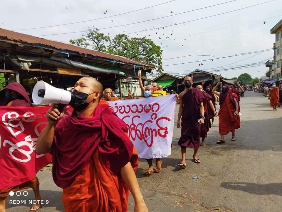 tharlynnoo's tweet photo. Despite of strict security measures , Mandalay Sangha Union still protest peacefully against the Dictatorship .
#June4Coup 
#WhatsHappeningInMyanmar https://t.co/WpwRx3kjRw