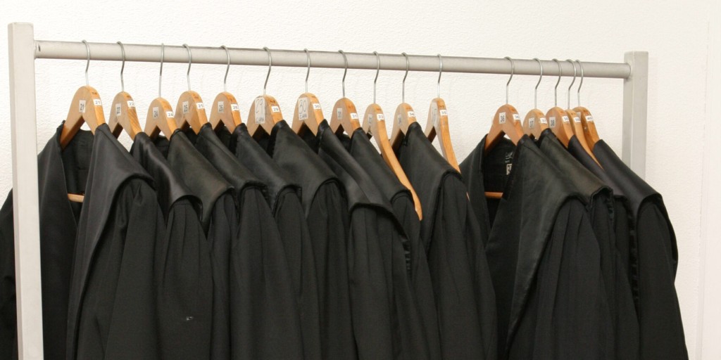 Abogacia_es's tweet image. .@justiciagob ha informado de que, accediendo a la petición formulada hace una semana por @Abogacia_es, ha decidido extender la exención de utilizar la toga en las vistas hasta que hayan desaparecido las restricciones impuestas como consecuencia del Covid.
ow.ly/ojAT50F2Q3c