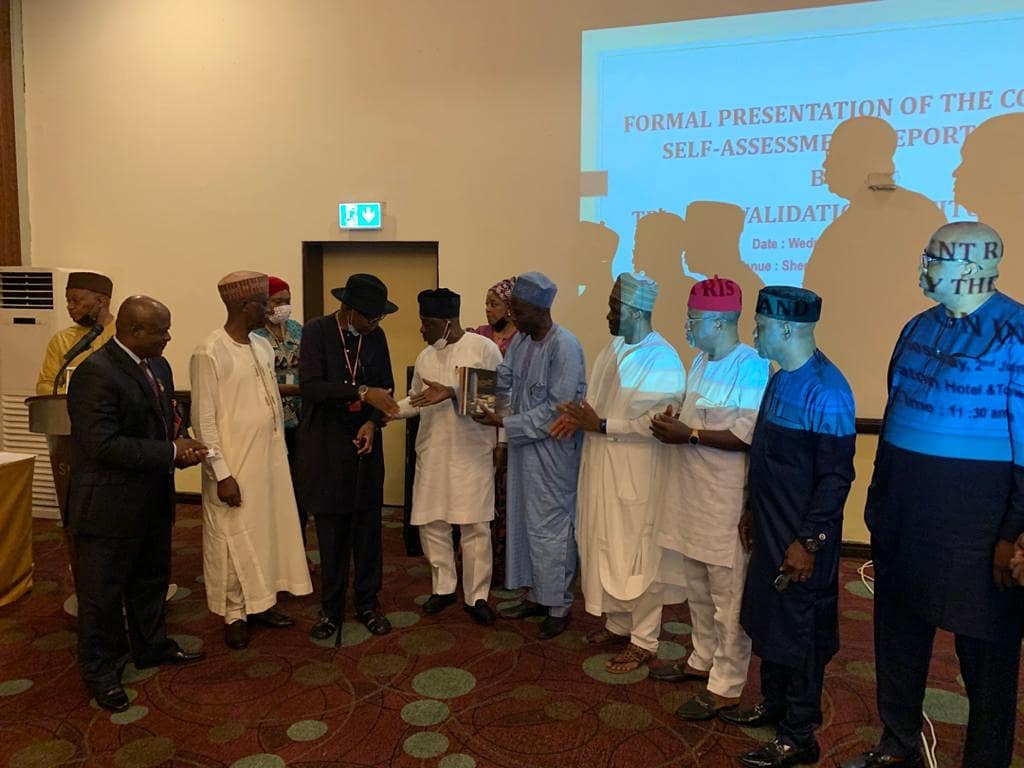 AudaNepadNig's tweet photo. S.A. Adeleke, Comandant  National Institute for Security Studies presentated a gift to Sen. Abba Ali, Chairman, National Governing Council (NGC), Africa Preer Review Mechanism (APRM), NIGERIA  on the Formal Presentation of the Country Self-Assesment Report (CSAR).

#niss
#ntanews https://t.co/ciTPsrBvWk
