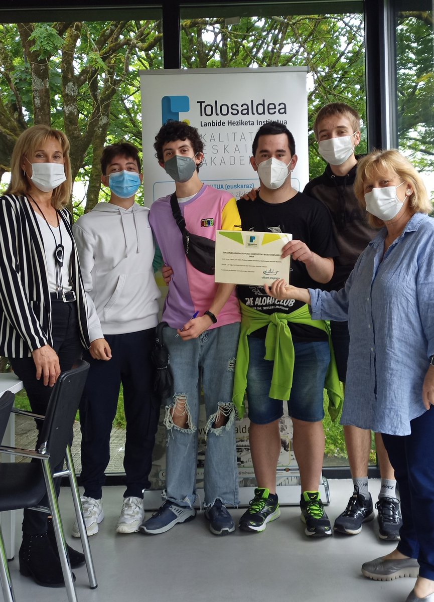 mtmendizabal's tweet photo. Bideo- lehiaketaren sariak banatu ditugu gaur @TolosaldeaLH -n #ulibarri #euskara #folTLHI #normalkuntza batzordea https://t.co/KmO5yVbRDw