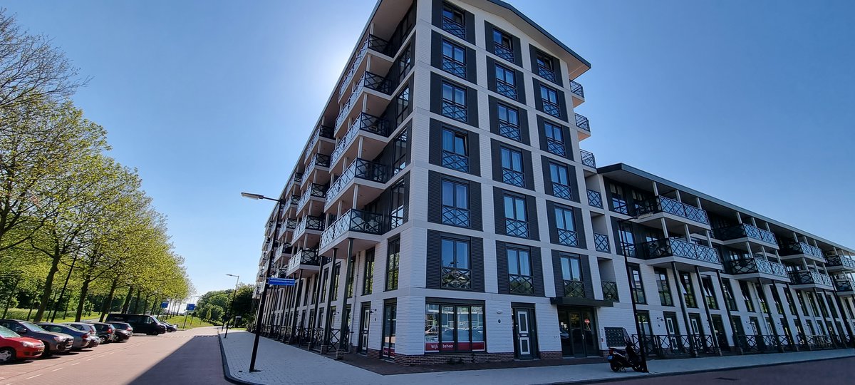 adamzuidoost's tweet photo. 🏅Mi Oso is genomineerd voor de #Amsterdamse #Nieuwbouwprijs 2021! 🏡 Kenmerkend zijn de veranda's, witte gevels en groene luiken. 🏆 Op 26 juni weten we of deze wijk met de prijs naar huis gaat. 🗳️ Stemmen kan vóór 24 juni via: https://t.co/b1LHHLc6w2
#AmsterdamZuidoost #MiOso https://t.co/dXrtzz36ki