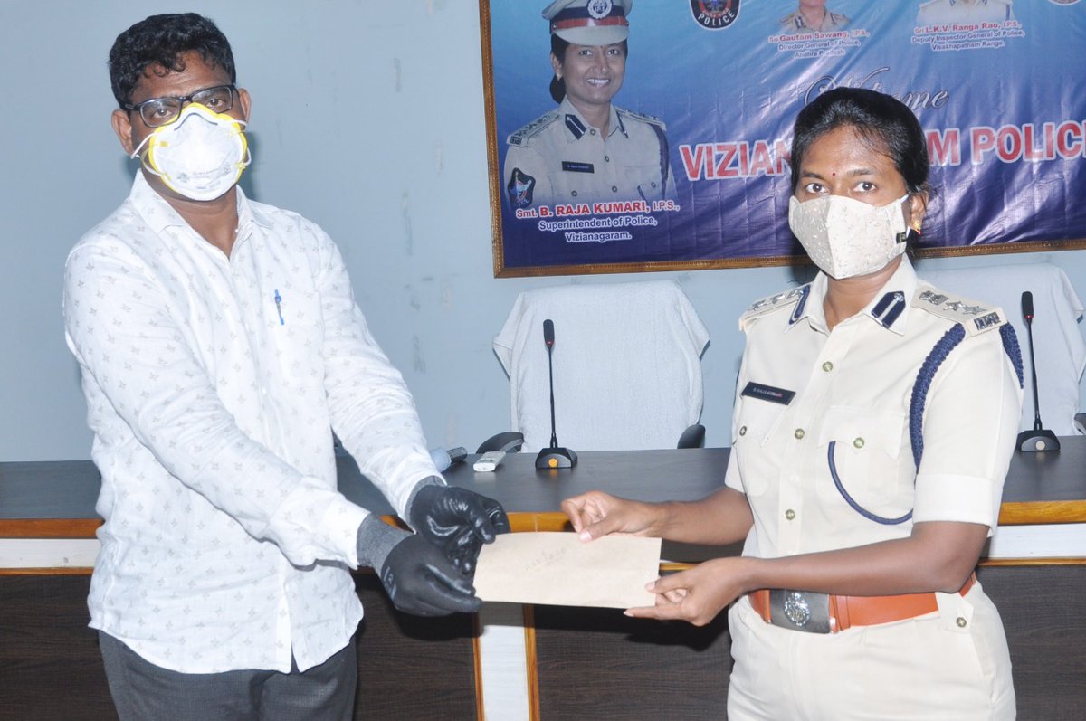 PoliceVzm's tweet image. Smt B.Raja Kumari, IPS, SP, VZM District appreciated, awarded cash prizes to SNIPER Team, Special Branch staff at DPO, VZM on 04-06-2021 for successful collection of information, raid and seizure of cash Rs. 3.69 Lakhs in a gambling case. @APPOLICE100 @dgpapofficial #GamingRaid